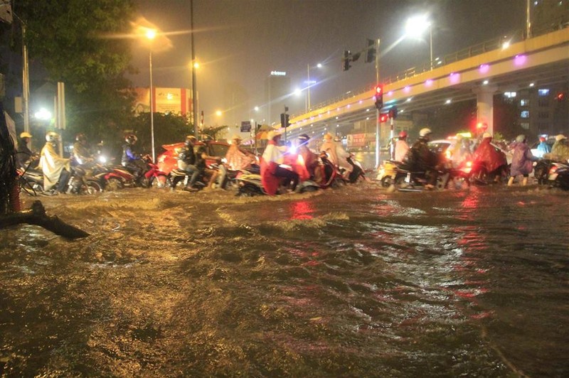 Ha Noi chim trong bien nuoc sau mua lon-Hinh-3